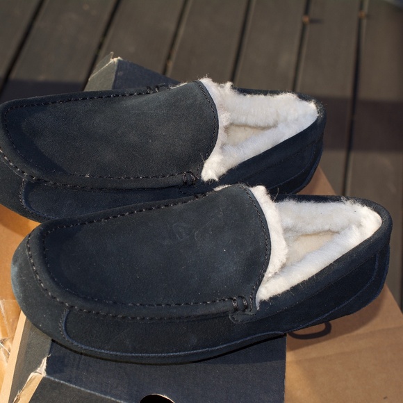 UGG Ascot Men's Size 9 Shearling Lined Slippers Black/1101110 - BLK/NEW